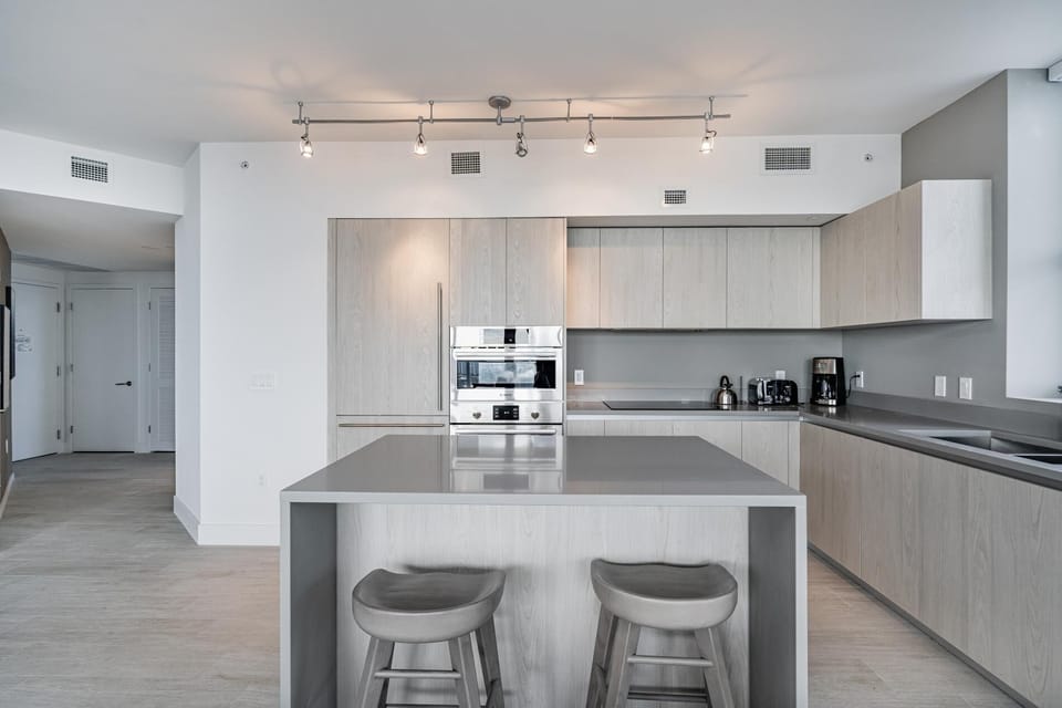 Miami Escape, 16th Floor – Near Hollywood Beach (7860)