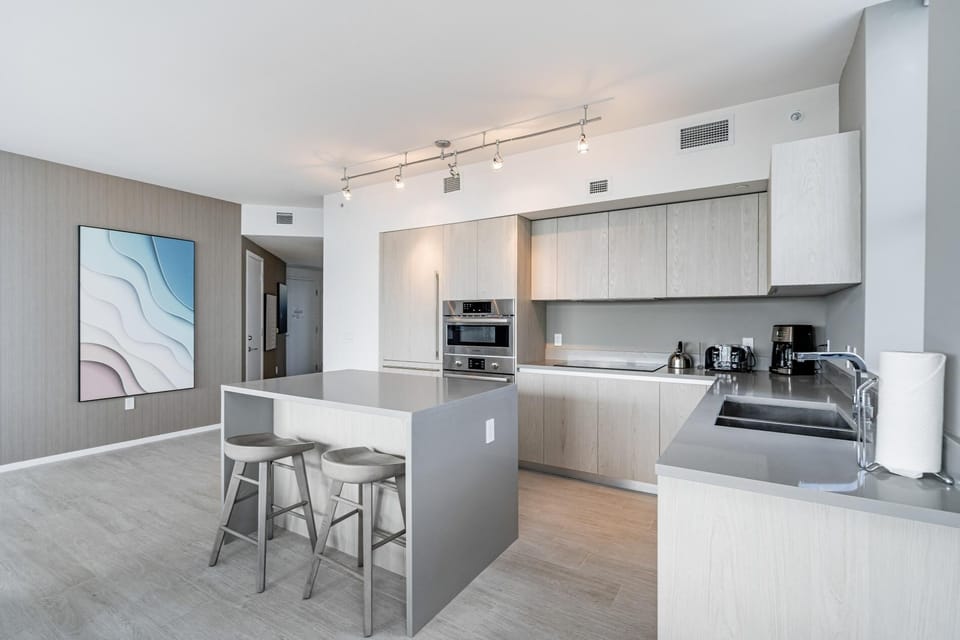 Miami Escape, 16th Floor – Near Hollywood Beach (7861)