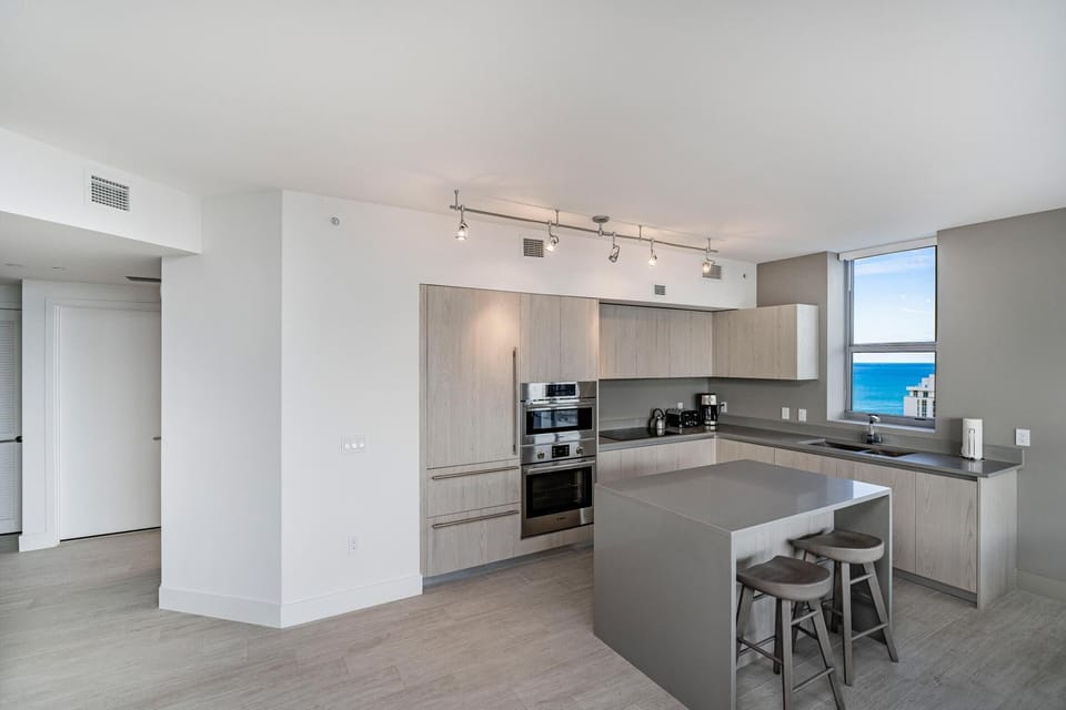 Miami Escape, 16th Floor – Near Hollywood Beach (7859)