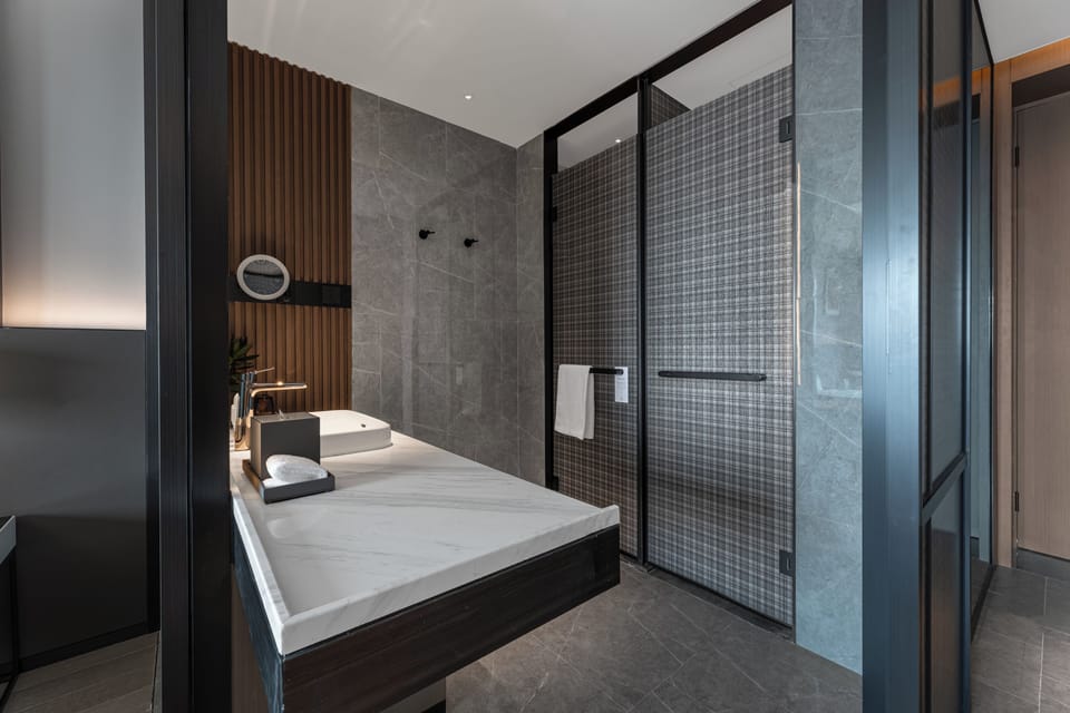 Shower, rainfall showerhead, free toiletries, hair dryer
