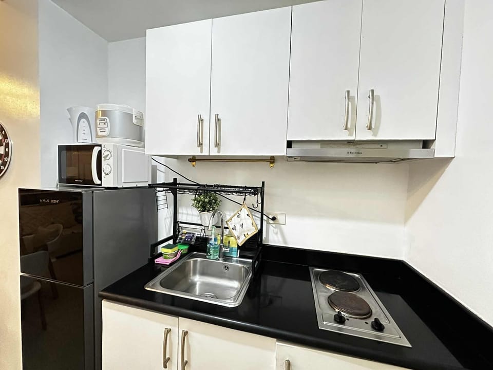 Deluxe Condo, 1 Bedroom, Balcony, Pool View | Private kitchen | Electric kettle