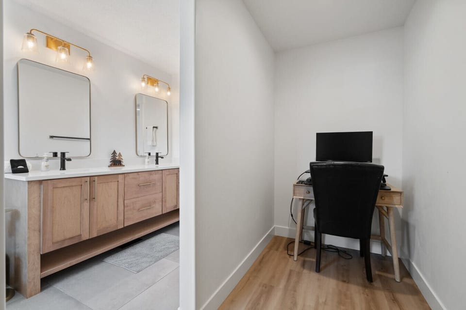Bathroom 1 / Desk Area