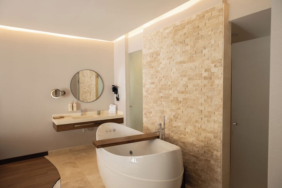 Garden Premium Deluxe Oda ( Jakuzili ) | Bathroom | Shower, free toiletries, hair dryer, slippers