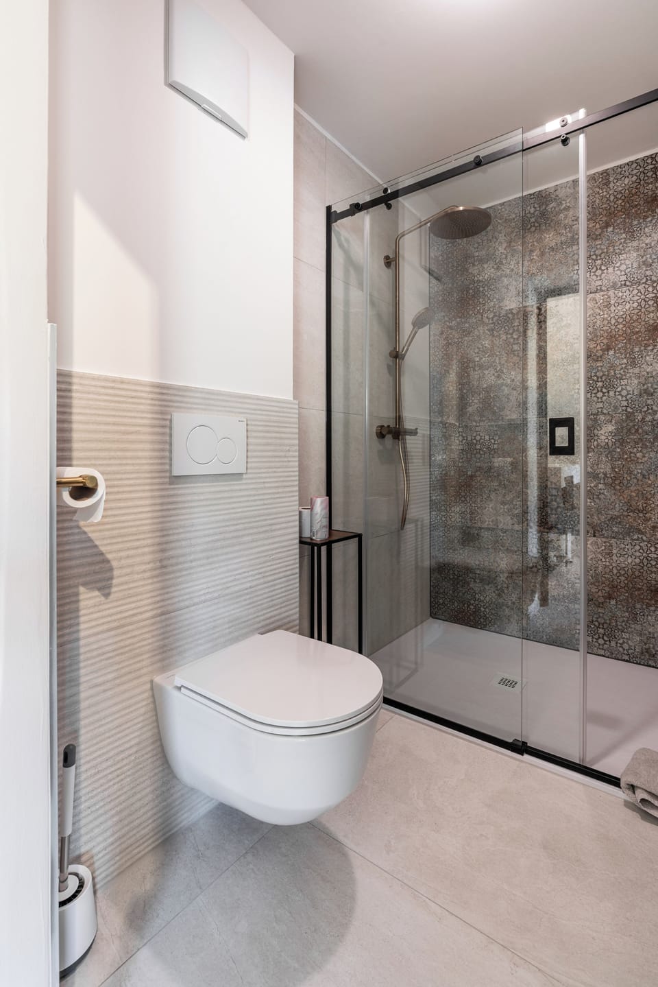 Deluxe Studio Suite, Balcony, Hill View | Bathroom | Bathtub, hair dryer, towels, soap