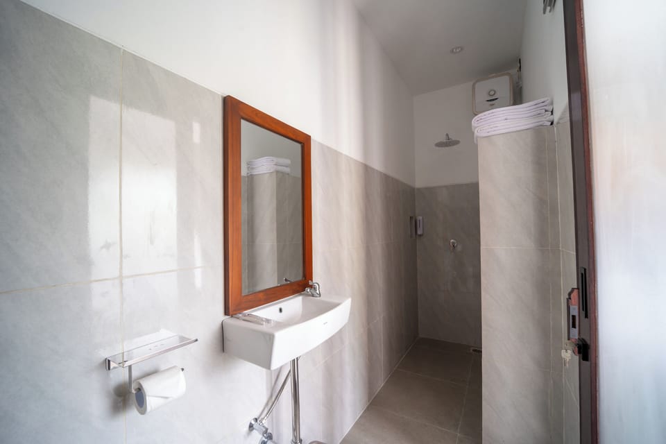 Shower, free toiletries, bidet, towels