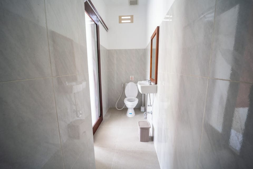 Shower, free toiletries, bidet, towels