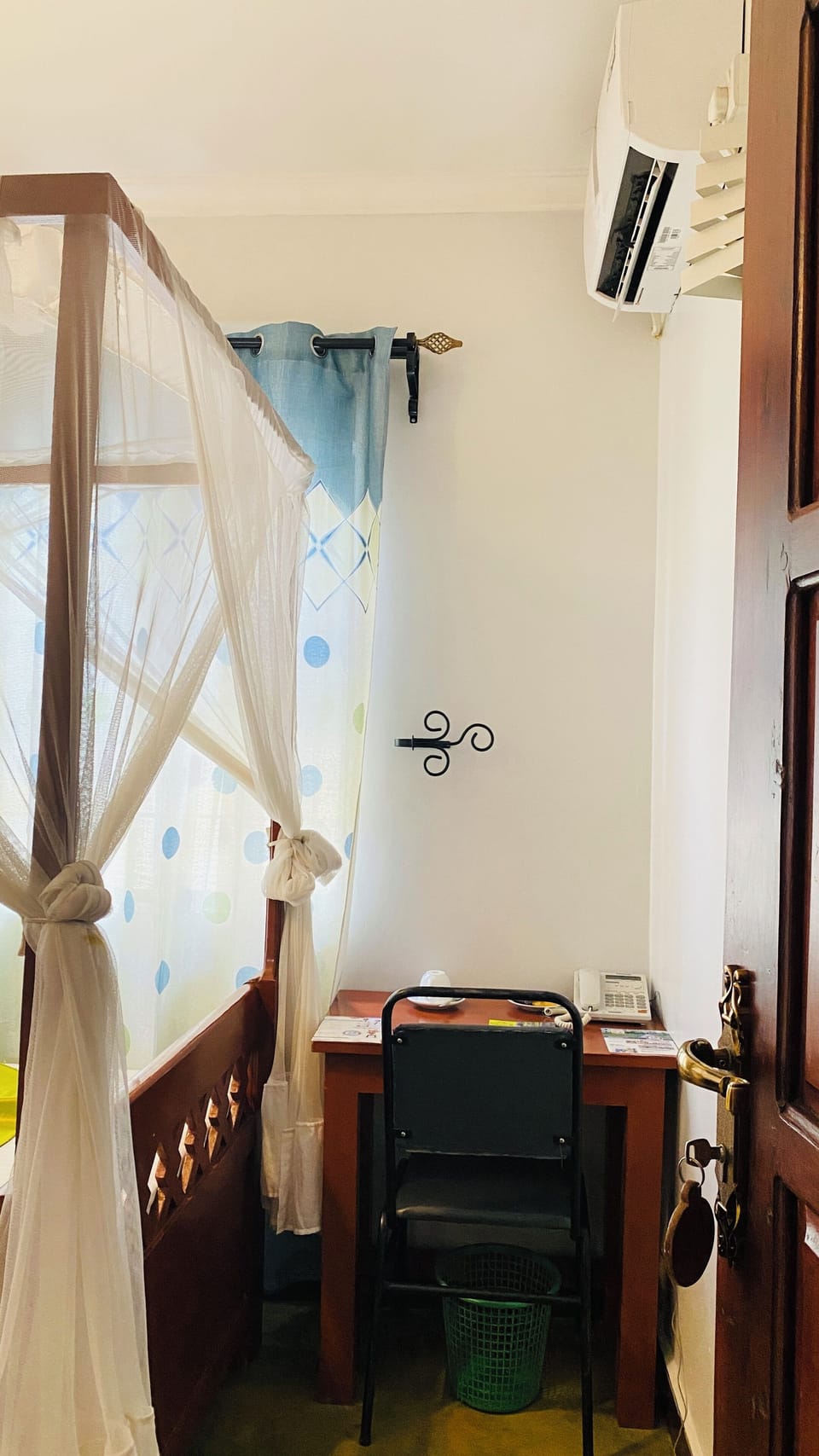 Desk, laptop workspace, free WiFi
