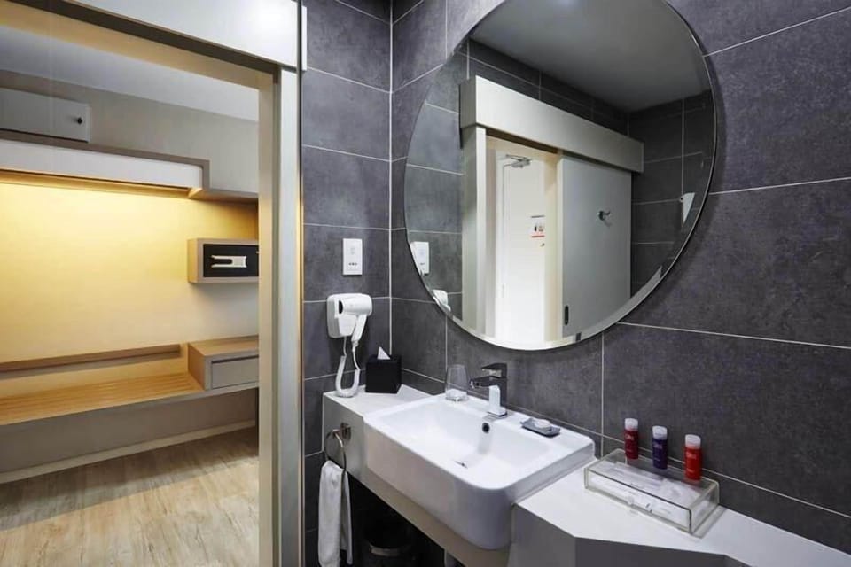 Superior Double or Twin Room, City View | Bathroom | Hair dryer, bathrobes, slippers, towels