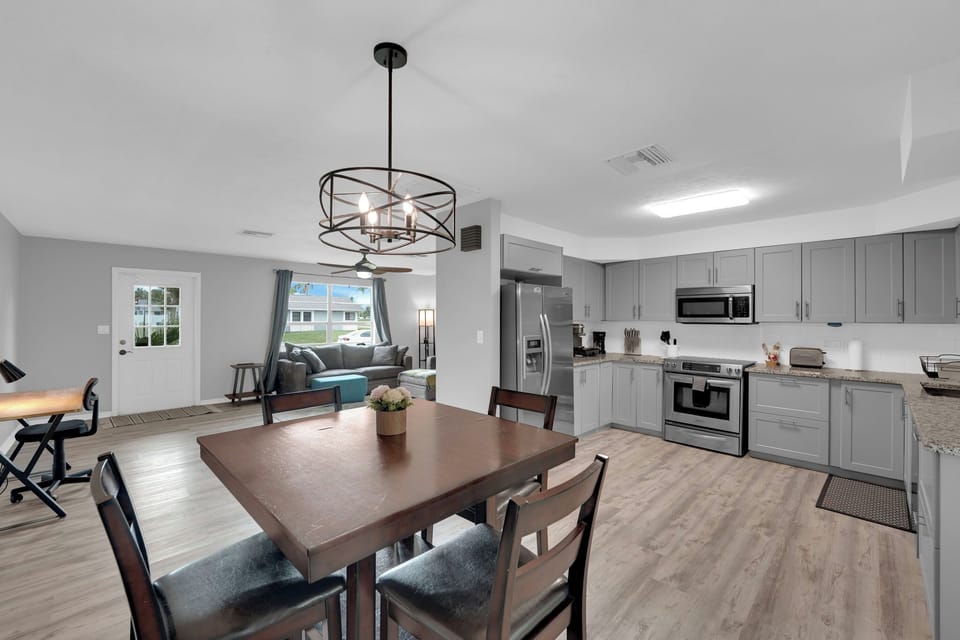 Dining table for 4 in the cozy cape coral home
