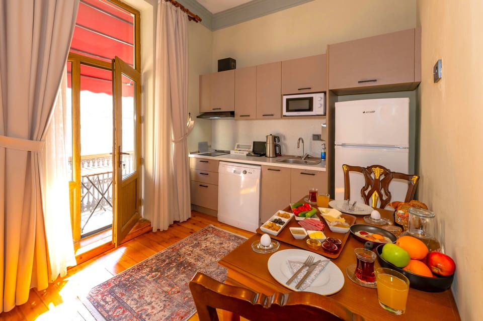 Mini-fridge, microwave, stovetop, dishwasher