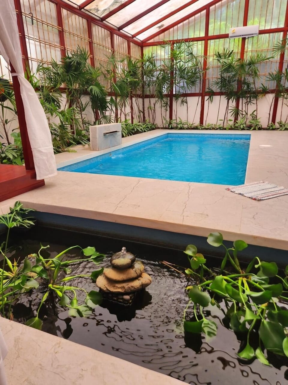 Pool villa pool with spill