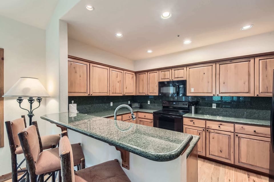 Fully equipped kitchen with counter seating for 3