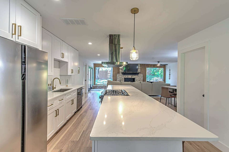 Beautiful Chef's Kitchen with Quartz Countertops 
