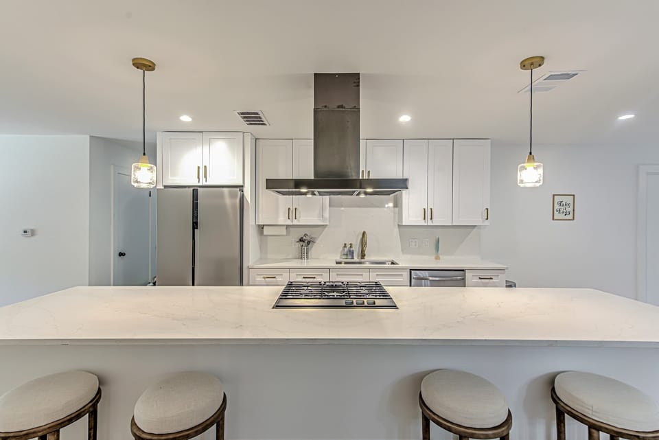 Beautiful Chef's Kitchen with Quartz Countertops 
