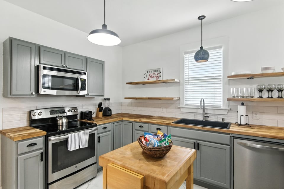 House, 4 Bedrooms | Private kitchen | Fridge, oven, coffee/tea maker, toaster