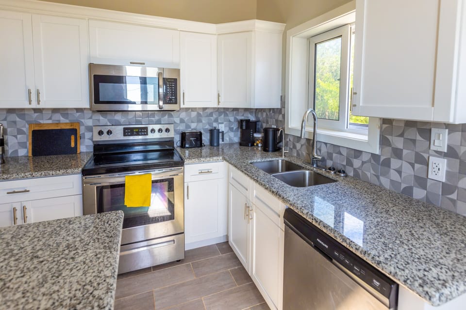 House, 3 Bedrooms | Private kitchen | Coffee/tea maker, fridge, oven, toaster