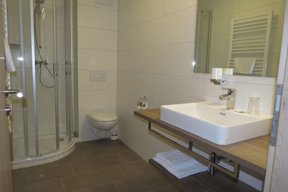 Double Room | Bathroom | Shower, towels