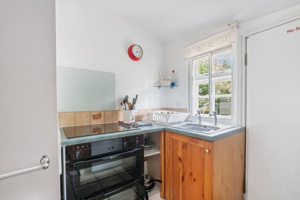 Electric oven and ceramic hob in compact kitchen
