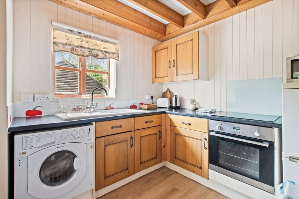Fully equipped farmhouse kitchen with washer and oven