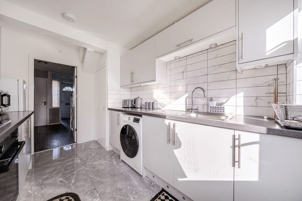 Additional kitchen view with washing machine