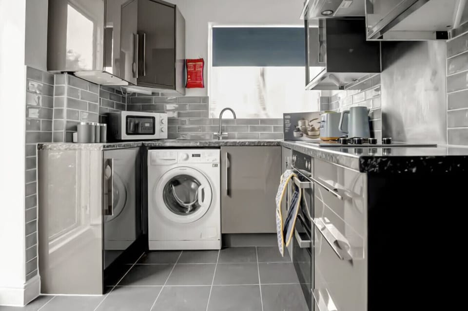 Fully equipped kitchen with washer and oven