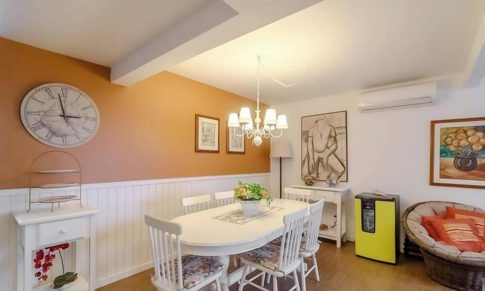 Basic Apartment | Dining