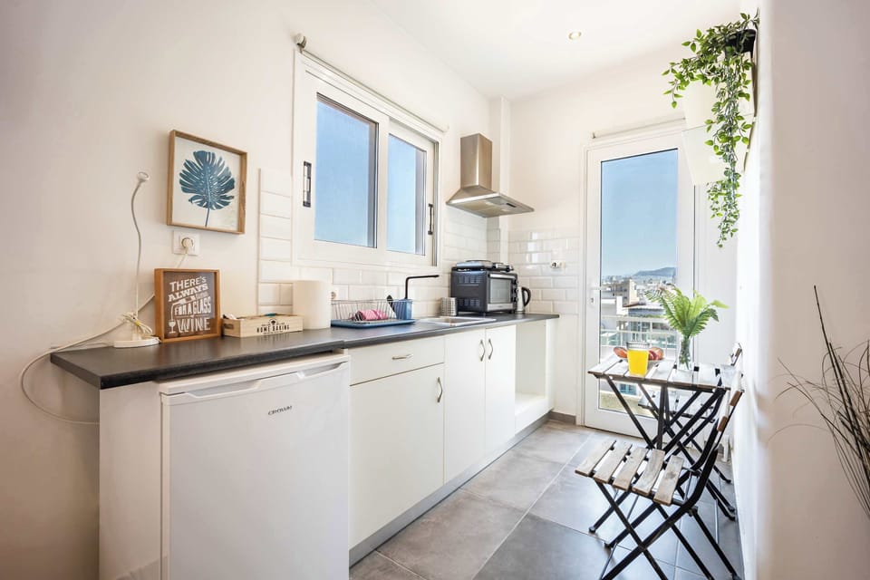 Compact functional kitchen with natural light, ideal for easy everyday meal preparation.