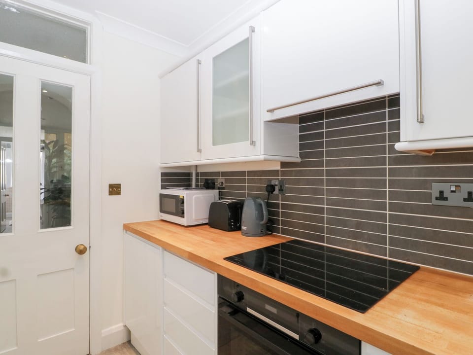 Cottage | Private kitchen | Fridge, dishwasher, cookware/dishes/utensils