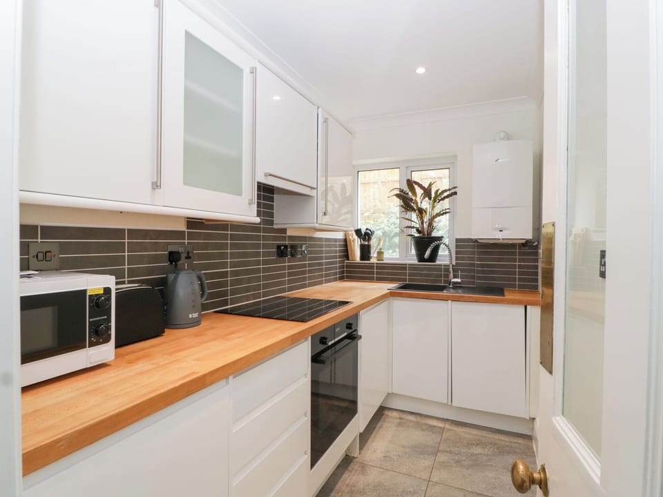 Cottage | Private kitchen | Fridge, dishwasher, cookware/dishes/utensils