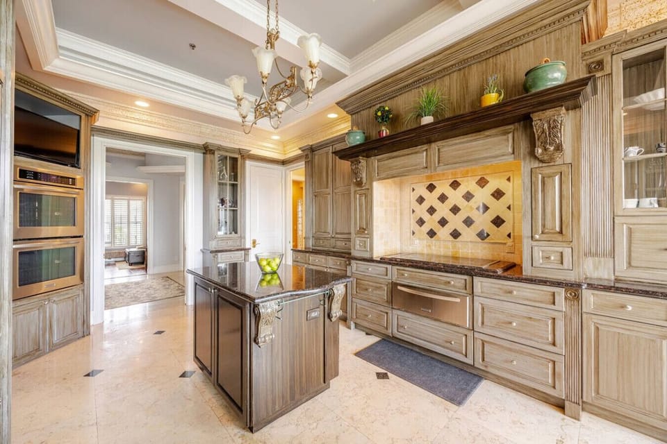Large Fully Stocked Kitchen