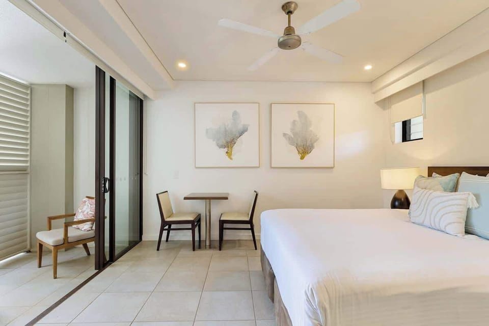 Ease into your morning with a light breakfast or takeaway enjoyed in the cosy dining nook, perfect for casual meals between beach strolls and pool dips.