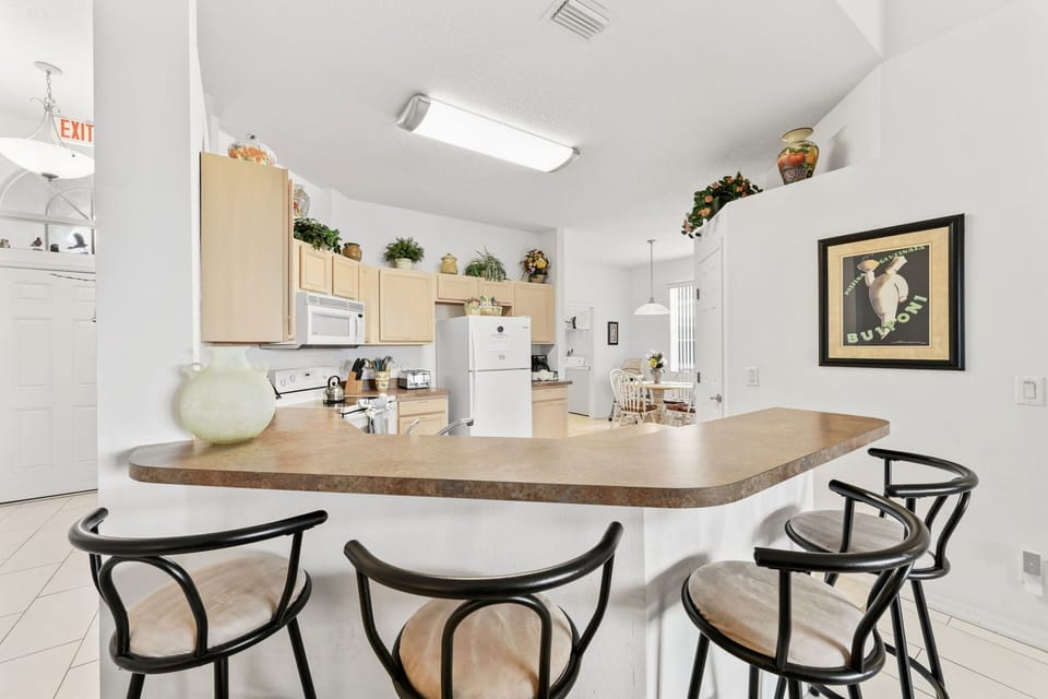 KITCHEN: 4-Seat Breakfast Bar and Eat-In-Kitchen with 4-Seat Dining Table