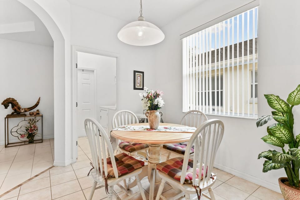 KITCHEN: Eat-In-Kitchen with 4-Seat Dining Table