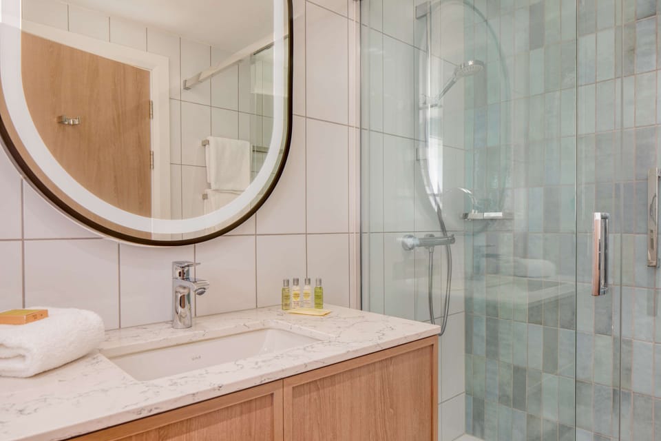 Premium Room, 1 King Bed, Bathtub | Bathroom | Combined shower/tub, deep soaking tub, free toiletries, hair dryer