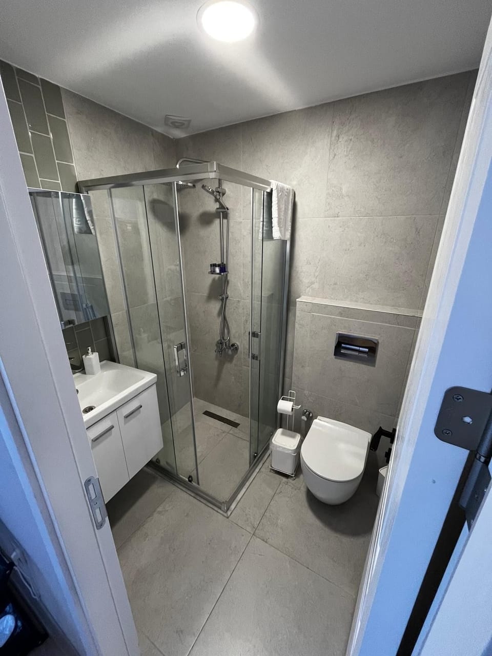 Basic Double Room | Bathroom | Hair dryer, towels, soap, shampoo
