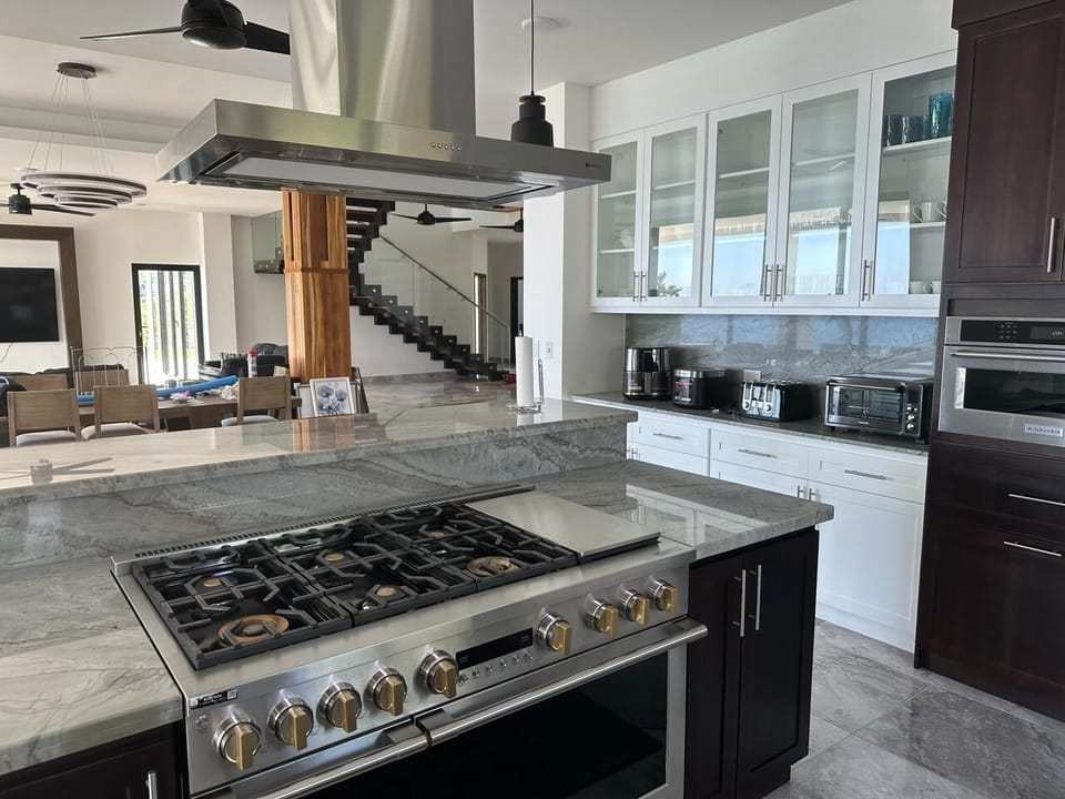 Full-size fridge, microwave, oven, stovetop