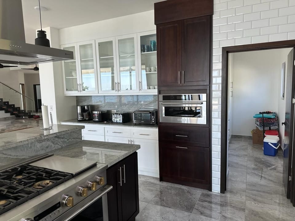 Full-size fridge, microwave, oven, stovetop