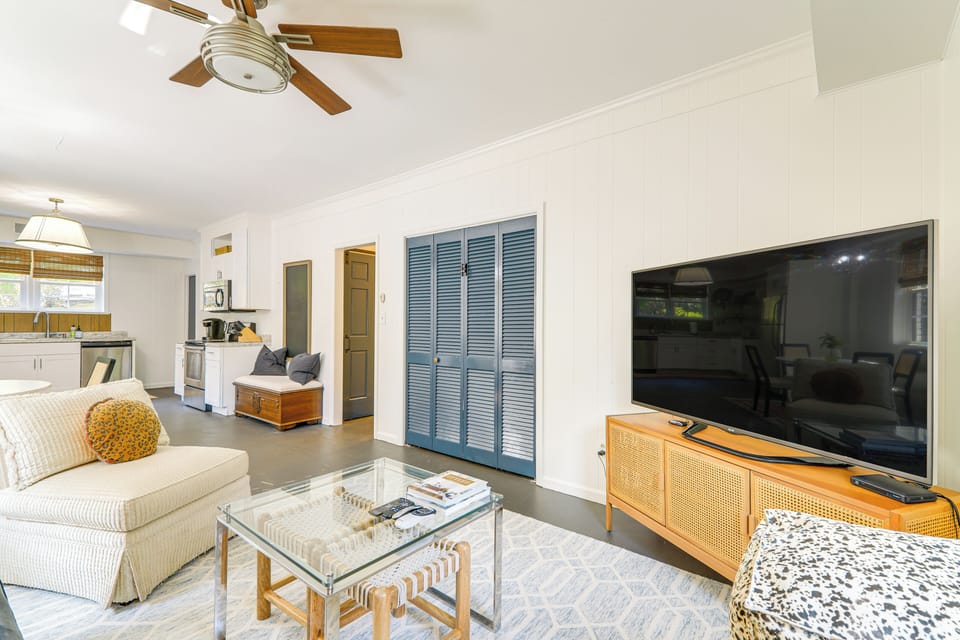 Living Room | Free WiFi | Smart TV | Queen Sleeper Sofa