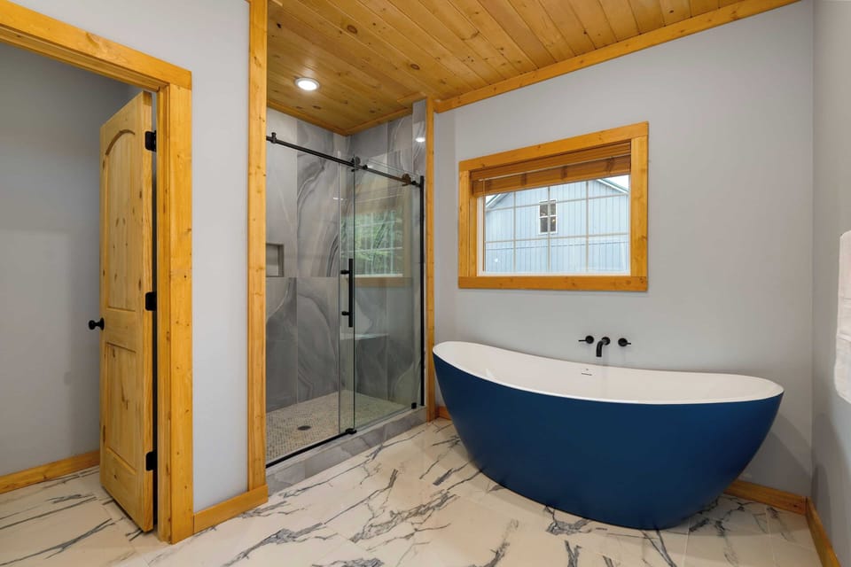 Cabin w/ Hot Tub, Game Room & Scenic Smoky Mountain Views Perfect by Avantstay Cottage in Gatlinburg