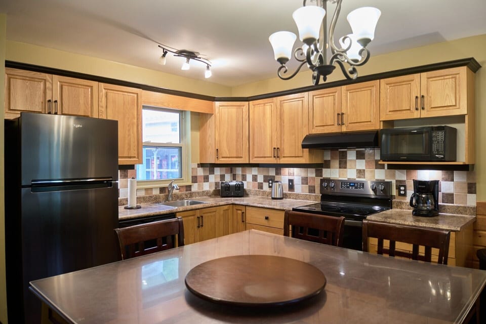 Full-size fridge, microwave, oven, stovetop