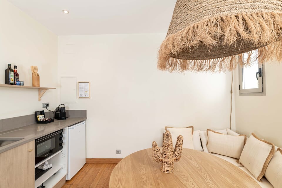 Living area with dining and lounge spaces – A functional and comfortable setting, perfect for relaxing or remote work at Le Cocoon Balinais, Juan-les-Pins. Wi-Fi included, ideal for business and student stays