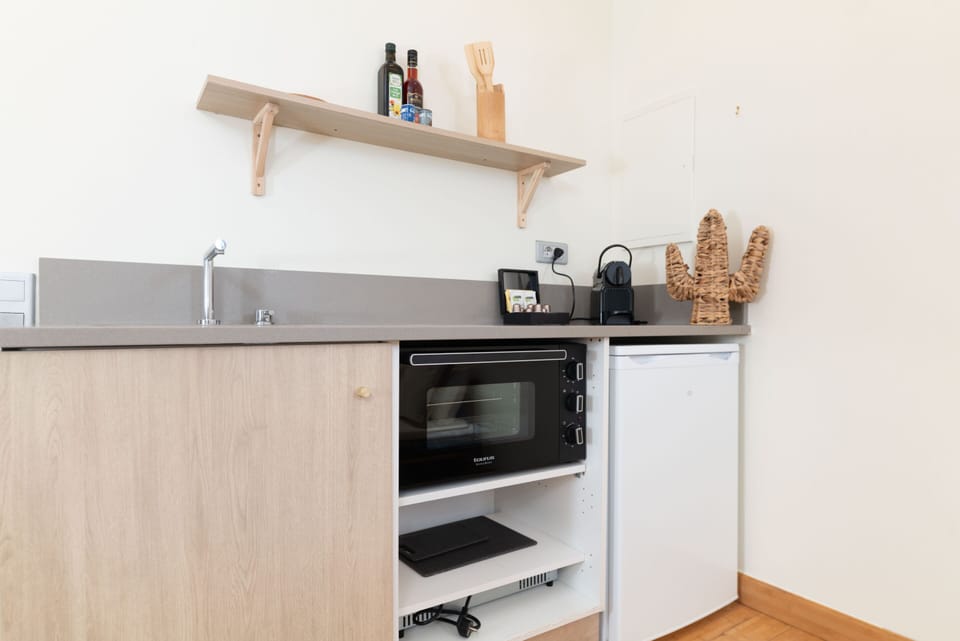  Fully equipped kitchenette with dining area – Perfect for preparing your meals in Le Cocoon Balinais, Juan-les-Pins. Ideal for an independent stay.