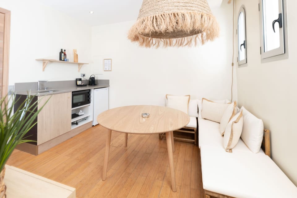 Lounge area with access to the private terrace of Le Cocoon Balinais – Three-room apartment ideal for family or group stays in Juan-les-Pins
