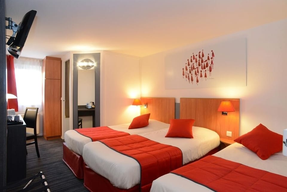 Superior Triple Room | Individually furnished, desk, blackout drapes, soundproofing