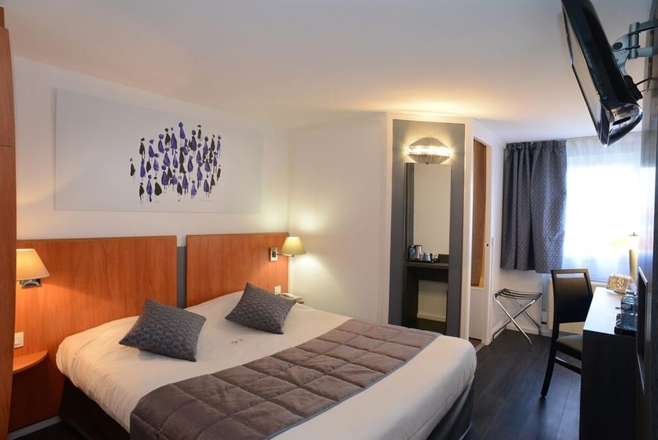 Classic Double Room | Individually furnished, desk, blackout drapes, soundproofing