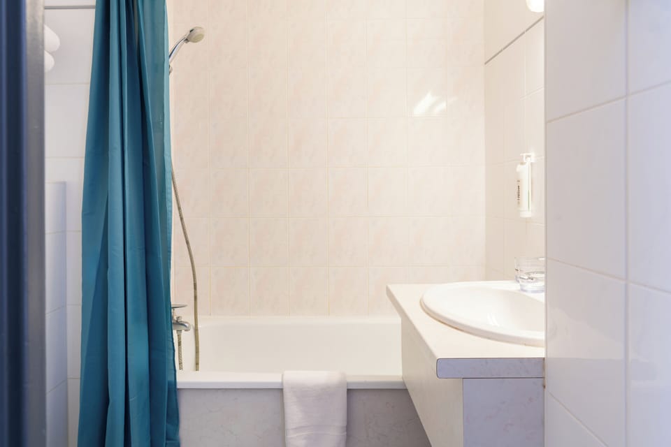 Combined shower/tub, eco-friendly toiletries, towels, soap