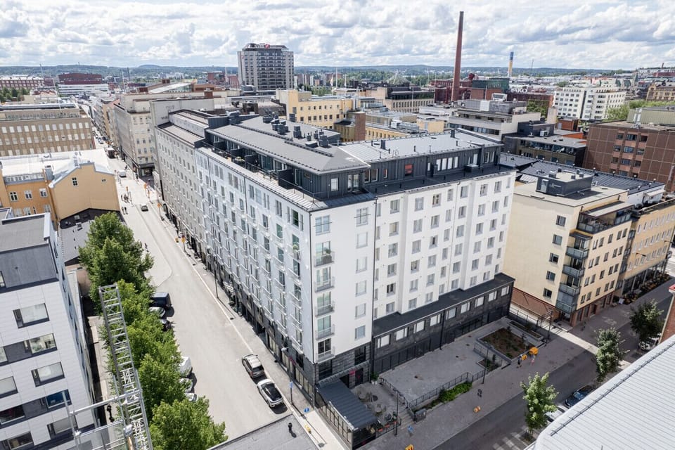 Located in a brand-new apartment building, this bright and modern space offers everything you need for a comfortable stay – whether you`re visiting for business, leisure, or anything in between.