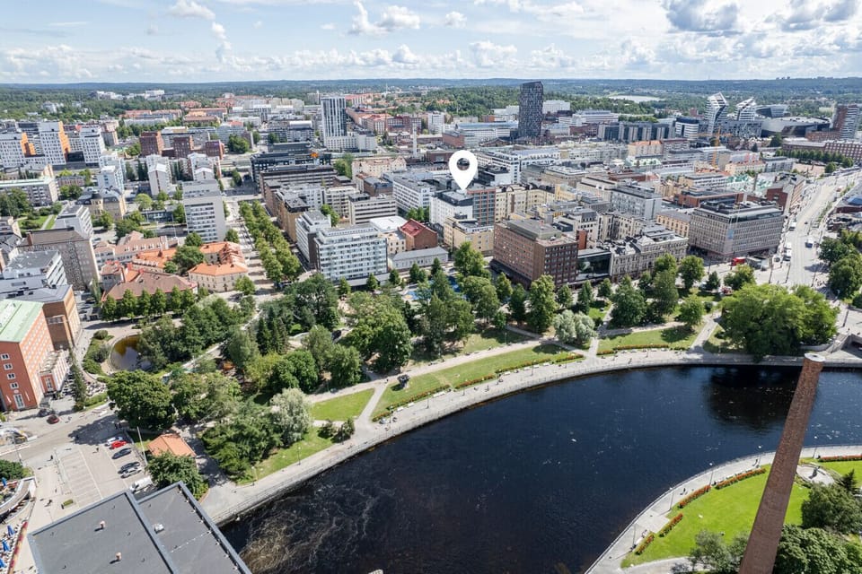 You couldn’t ask for a better location: cafés, restaurants, shops, public transport, and all downtown services are within walking distance. The train station, tram stops, and many of Tampere’s top attractions are just around the corner.