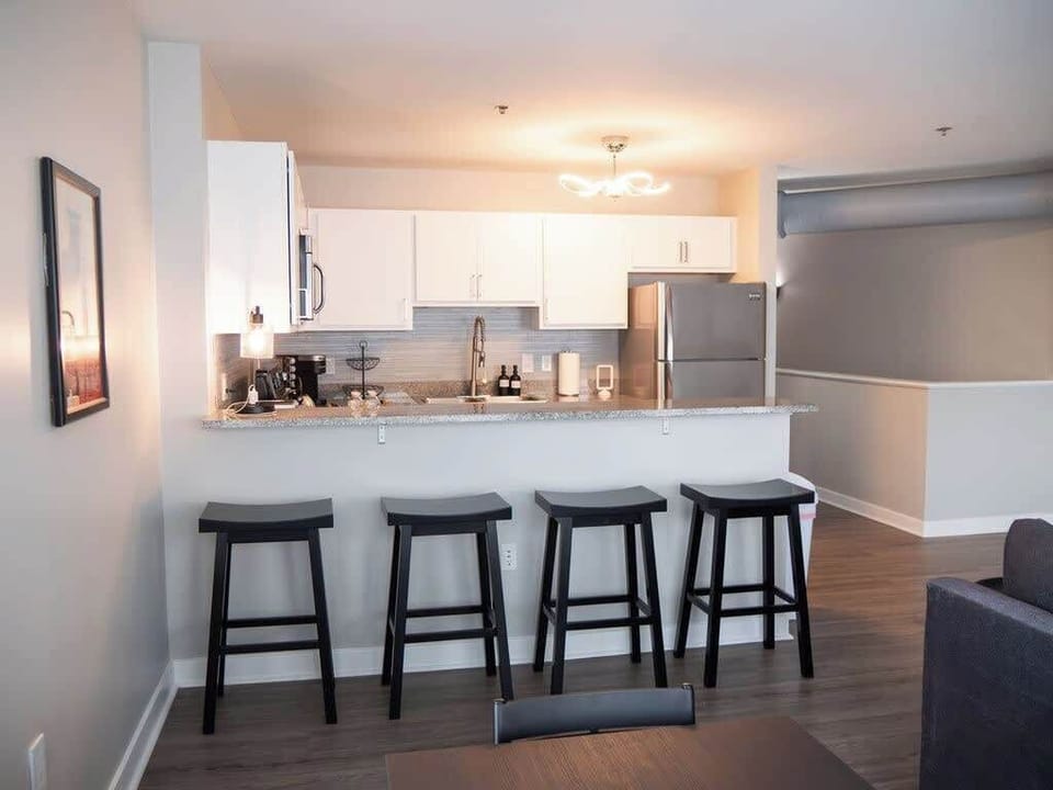 - Modern kitchen with bar seating and stainless design
- Apartment stay offering complete cooking convenience
- Spacious setup perfect for city trips or long stays
