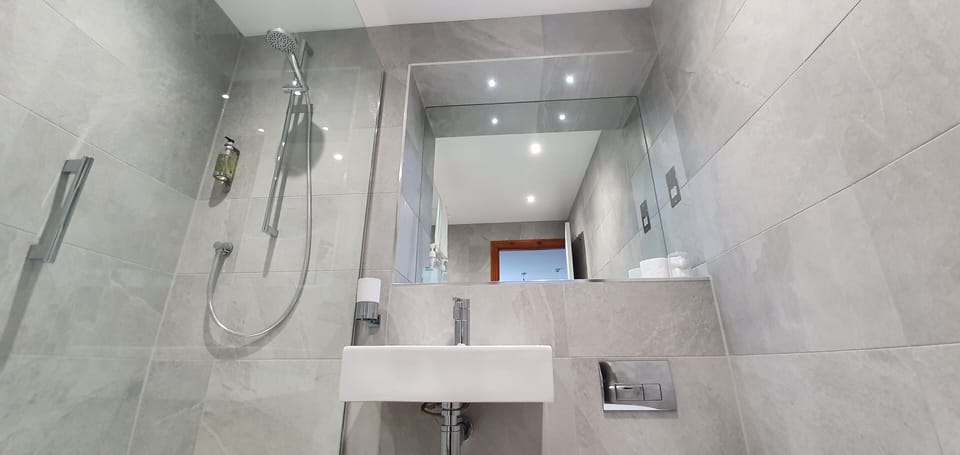 Family 4 | Bathroom | Hair dryer, towels